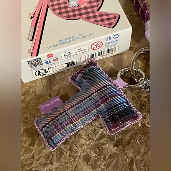 POP MART T Letter Labubu PIN FOR LOVE THE MONSTERS Letter Pendant Confirmed Box - Picture 4 of 14